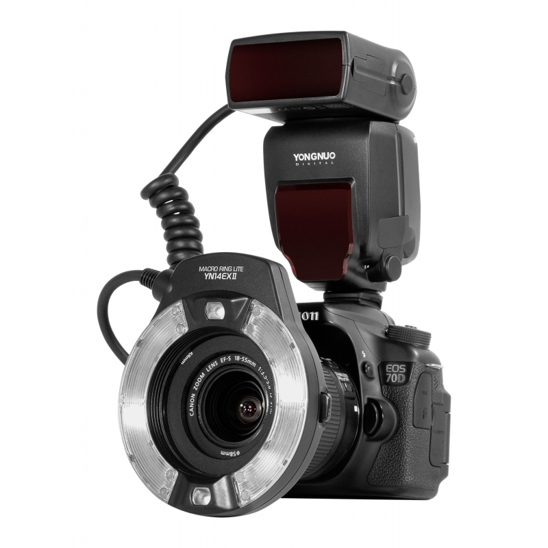 Lampa pierścieniowa Yongnuo YN14EX II zamocowana na aparacie